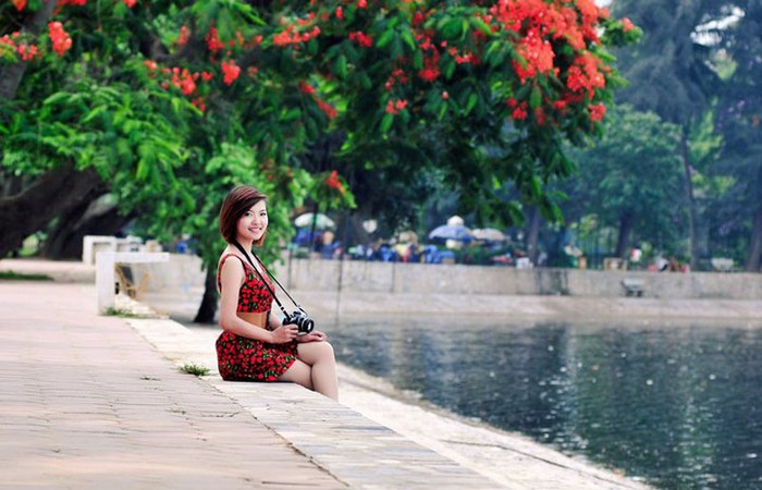 Kim Trang theo học khoa Quản trị kinh doanh chuyên ngành du lịch.. Cô từng là học sinh giỏi Sử, có một niềm đam mê đặc biệt với môn sử.